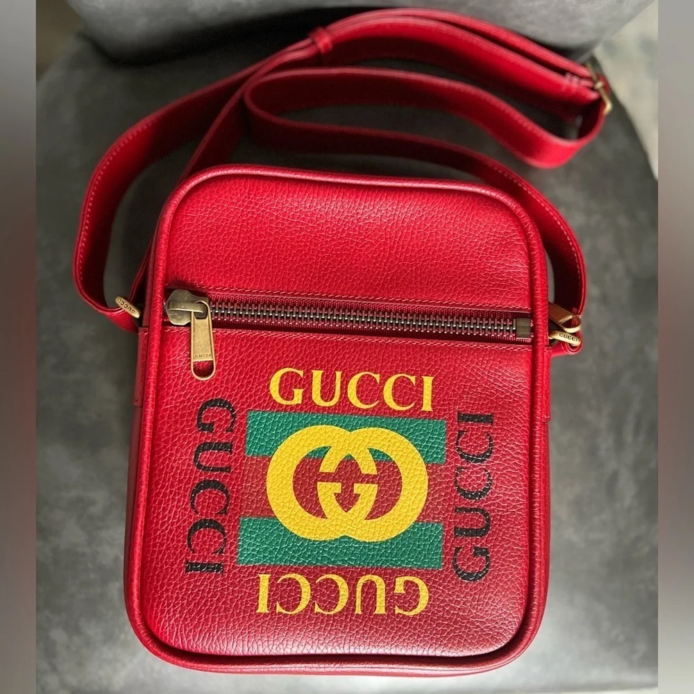 GUCCI Logo Print Leather Grained Calfskin Logo Messenger Bag Hibiscus Red